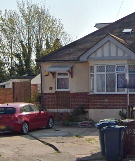 2 Bedroom Maisonette To Rent In Gordon Gardens, Edgware, Greater London, HA8