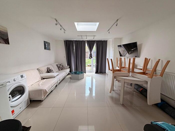Studio To Rent In Tristram Road, Bromley, BR1