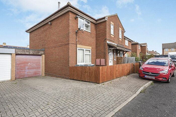 3 Bedroom End Of Terrace House To Rent In Hawthorne Close, Gravesend, DA12