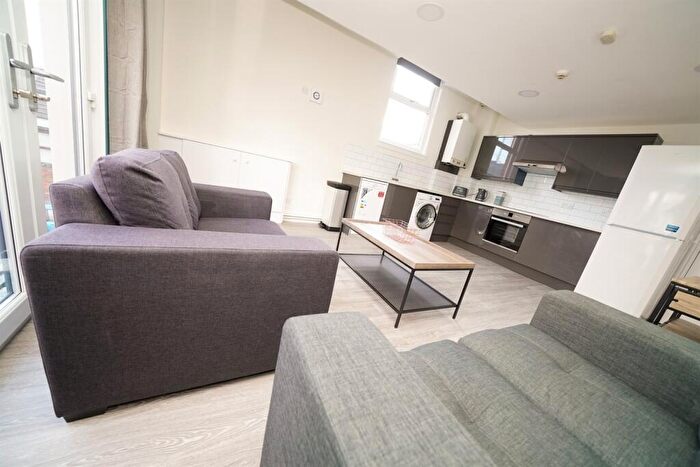 4 Bedroom Apartment To Rent In Flat E, Broomhall Street, Broomhall, S3