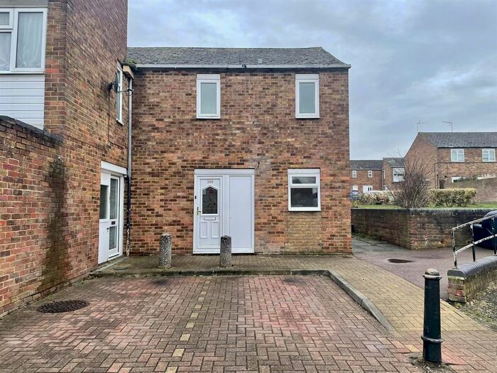 2 Bedroom Property To Rent In Brockles Mead, Harlow, CM19