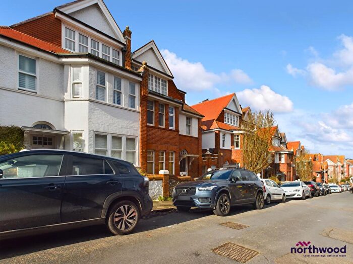2 Bedroom Flat To Rent In South Cliff Avenue, Lower Meads, Eastbourne, BN20