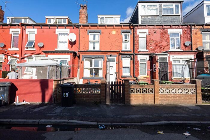 2 Bedroom Terraced House For Sale In Sutherland Terrace, Leeds, LS9