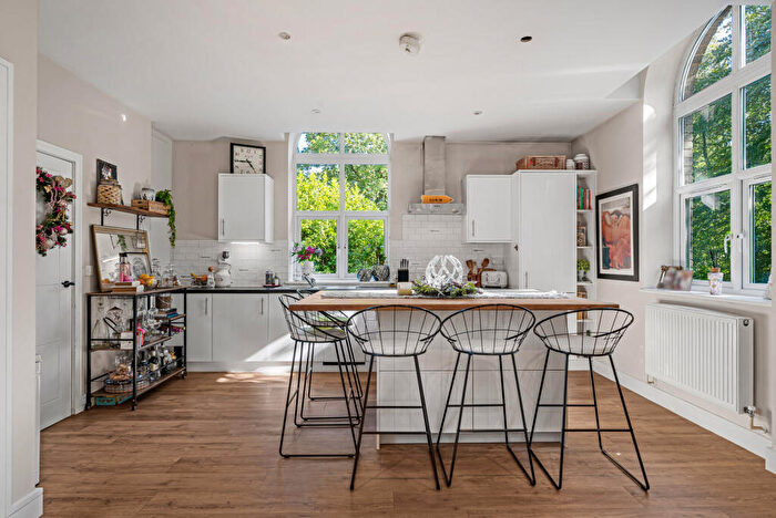 2 Bedroom Flat For Sale In Hindhead Road, Hindhead, Surrey, GU26