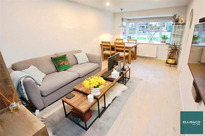 1 Bedroom Apartment For Sale In Greenway Close, Friern Barnet, N11