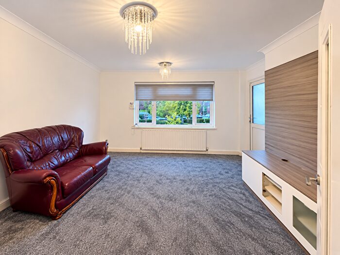 3 Bedroom Flat To Rent In Cranleigh Gardens, Southall, UB1