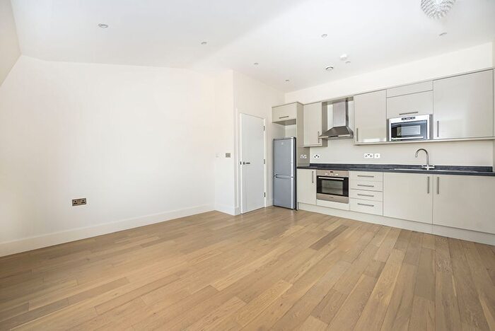 1 Bedroom Flat To Rent In Barnsbury Lane, Surbiton, KT5