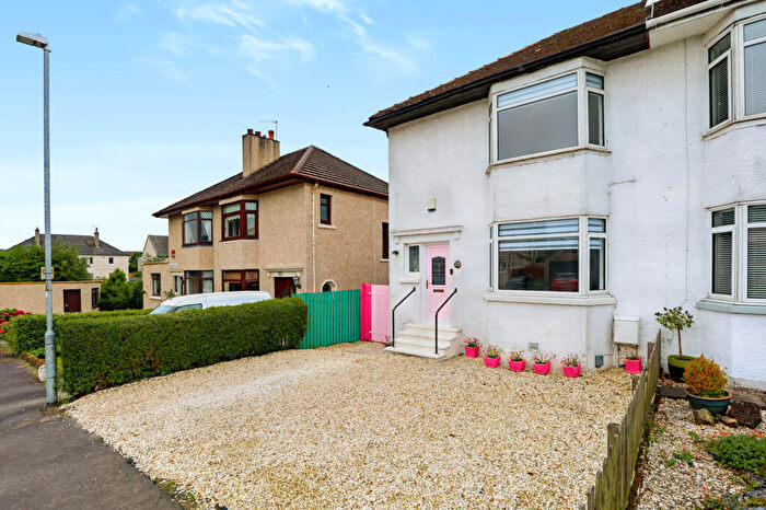 3 Bedroom Semi-Detached House For Sale In Broomlea Crescent, Inchinnan, Renfrew, PA4