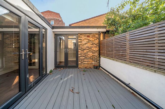 3 Bedroom Flat For Sale In Acton Lane, London, W3