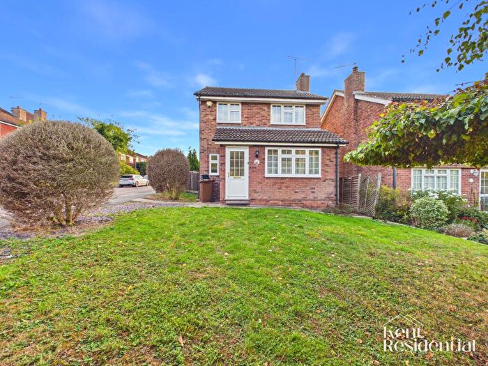3 Bedroom Detached House For Sale In Cowdrey Close, Rochester, ME1