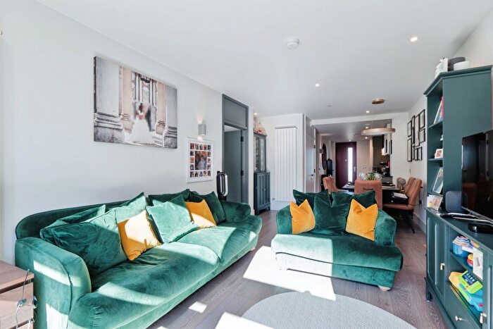 2 Bedroom Flat For Sale In Windsor Square, London, SE18
