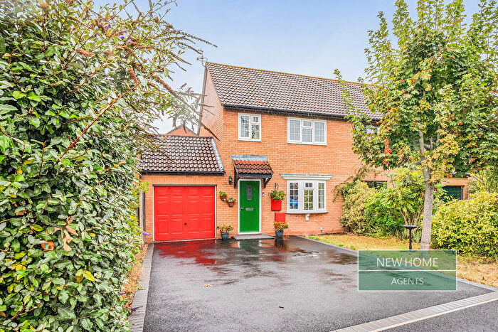 3 Bedroom Semi-Detached House For Sale In Wheeler Close, Burghfield Common, Reading, RG7