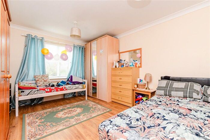 2 Bedroom Flat For Sale In Covesfield, Gravesend, Kent, DA11