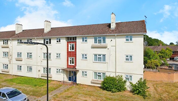 2 Bedroom Flat For Sale In Selsey Close, Southampton, Hampshire, SO16