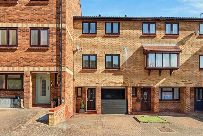 4 Bedroom Terraced House For Sale In Page Hill - Ware - Garage And Parking, SG12