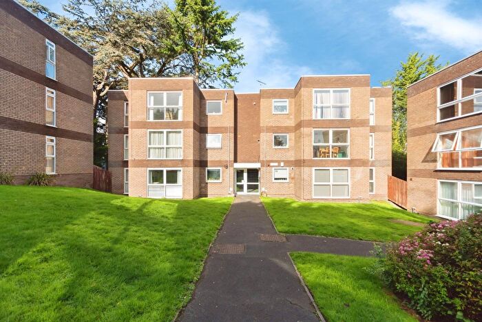3 Bedroom Flat For Sale In Seymour Close, Selly Park, Birmingham, B29