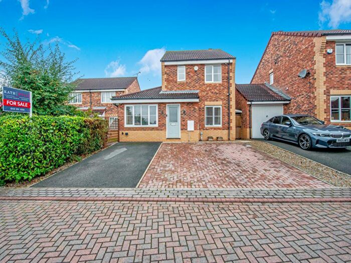 3 Bedroom Detached House For Sale In Pitchstone Court, Farnley, Leeds, LS12
