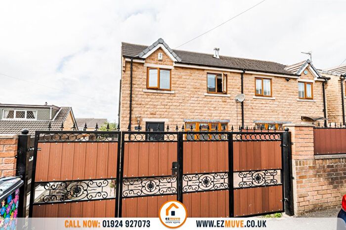 3 Bedroom Semi-Detached House For Sale In Hollinbank Lane, Heckmondwike, WF16
