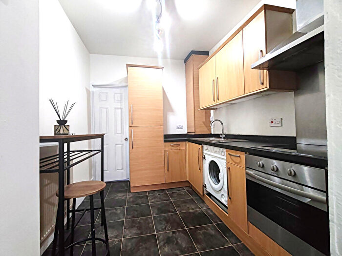 1 Bedroom Flat To Rent In Park Avenue, Ilford, Essex, IG1