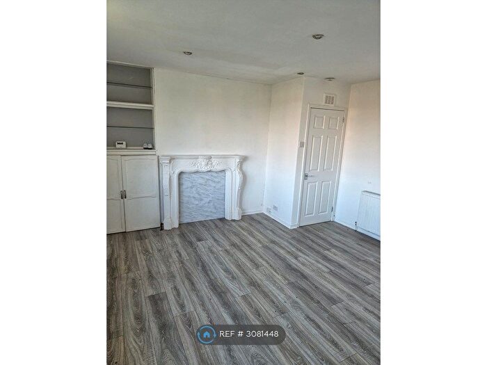 3 Bedroom Flat To Rent In Onslow Road, Clydebank, G81
