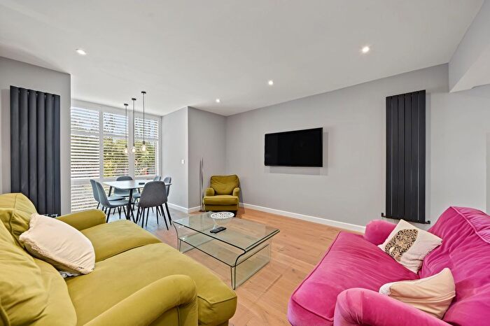 3 Bedroom Terraced House For Sale In Pavillion Mews, London, N4