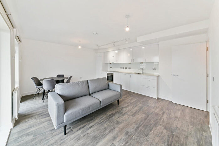 3 Bedroom Apartment To Rent In Pontoon Dock London, E16