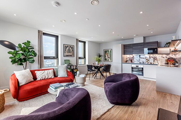 3 Bedroom Flat To Rent In Victoria Road, Acton, W3