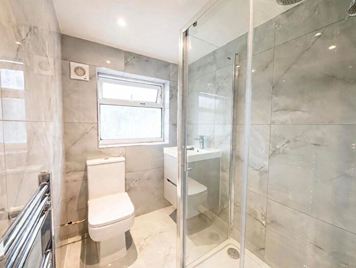 3 Bedroom Flat To Rent In Highfield Road, London, W3