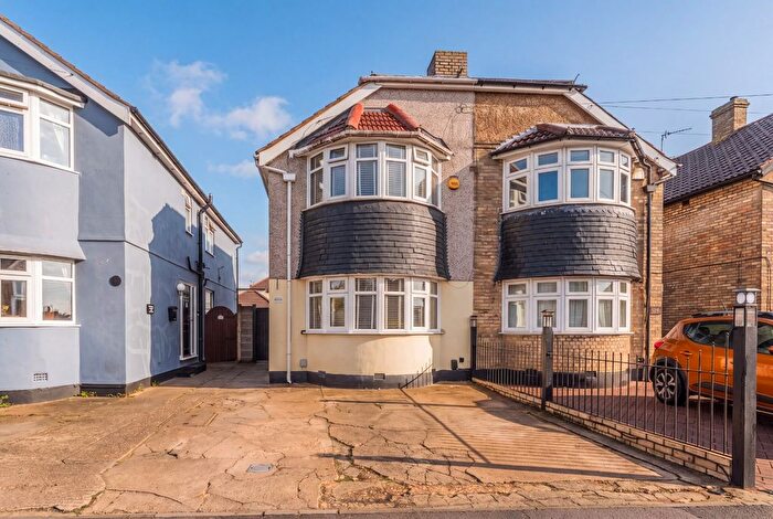 3 Bedroom Semi-Detached House For Sale In Brixham Road, Welling, Kent, DA16