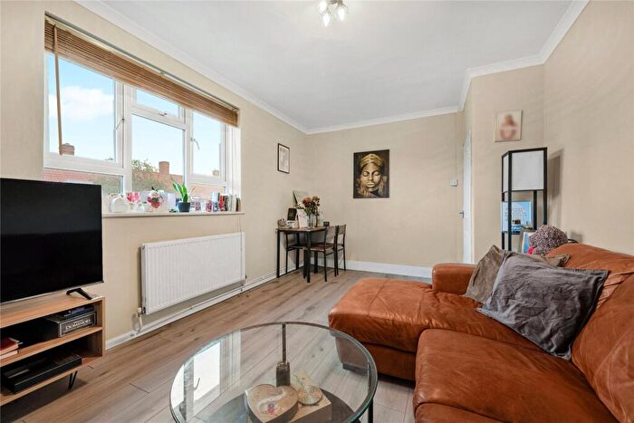 2 Bedroom Apartment For Sale In Lytcott Grove, London, SE22