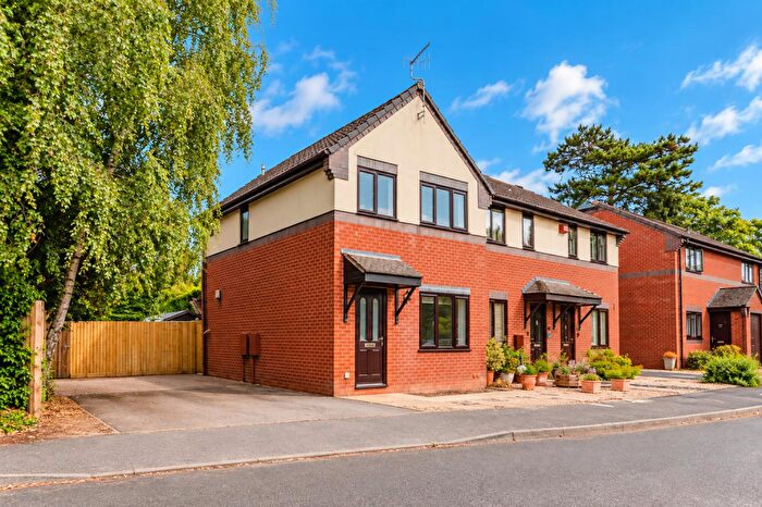 3 Bedroom End Of Terrace House For Sale In Chepstow Close, Stratford-Upon-Avon, CV37