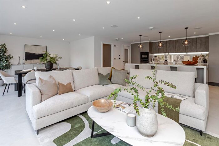 4 Bedroom Detached House For Sale In Crabtree Lane, Harpenden, AL5