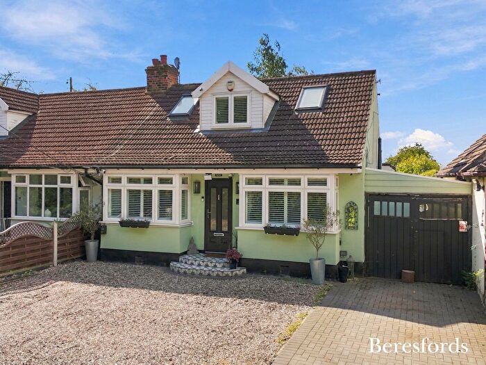 3 Bedroom Semi-Detached House For Sale In Aveley Road, Upminster, RM14