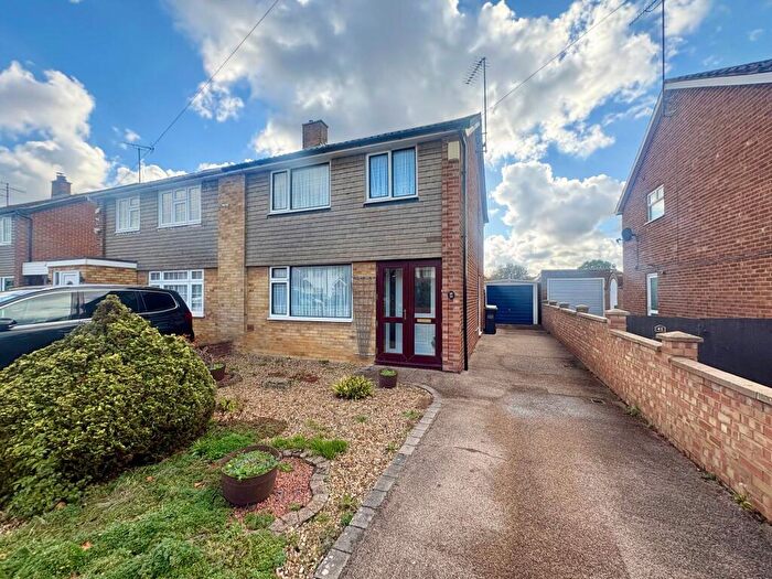 3 Bedroom Semi-Detached House For Sale In Bosmore Road, Luton, LU3