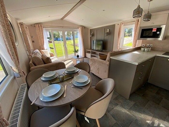 2 Bedroom Mobile/park Home For Sale In Newhaven, Buxton, SK17
