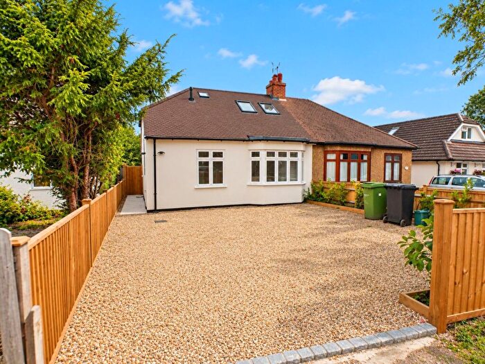3 Bedroom Chalet To Rent In Cobham Road, Fetcham, Leatherhead, KT22