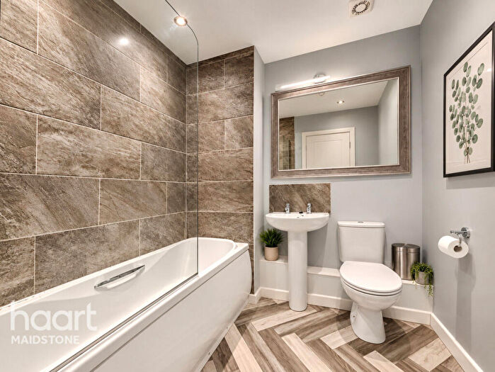 2 Bedroom Flat For Sale In Hawkes Way, Maidstone, ME15