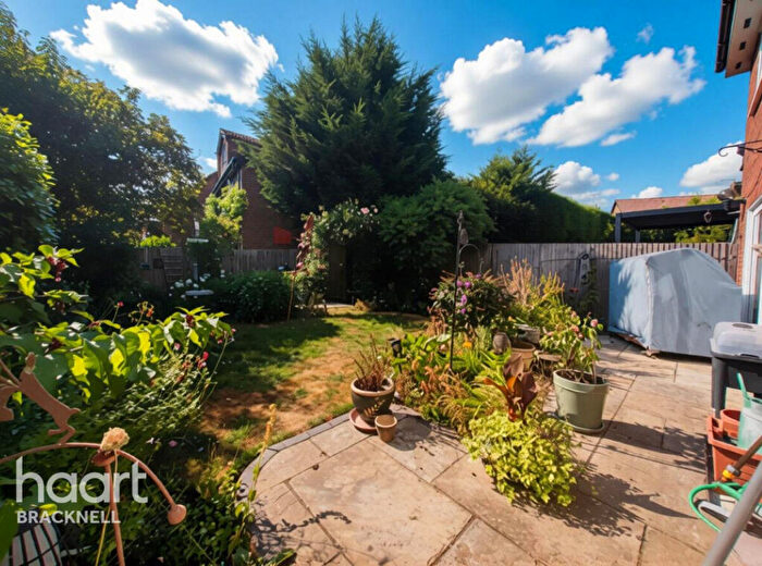 4 Bedroom Detached House For Sale In Cherry Tree Grove, Wokingham, RG41