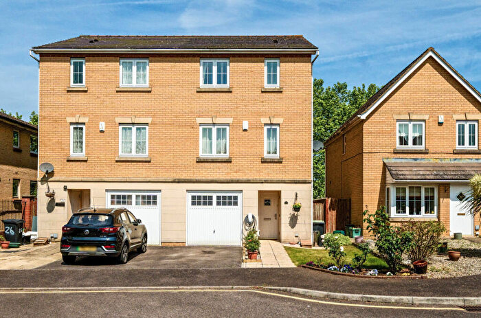 4 Bedroom Semi-Detached House For Sale In Barkway Drive, Farnborough, Orpington, Kent, BR6