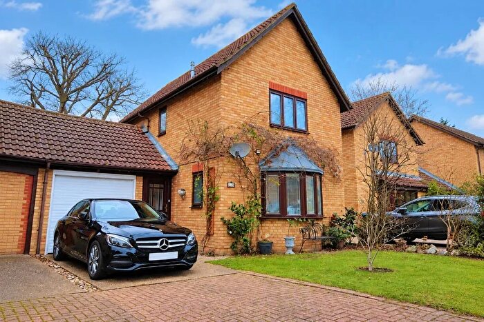 3 Bedroom Link Detached House To Rent In Walton On Thames, KT12