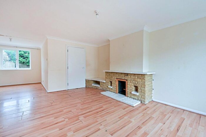 3 Bedroom House For Sale In Hawthorn Close, Woking, GU22