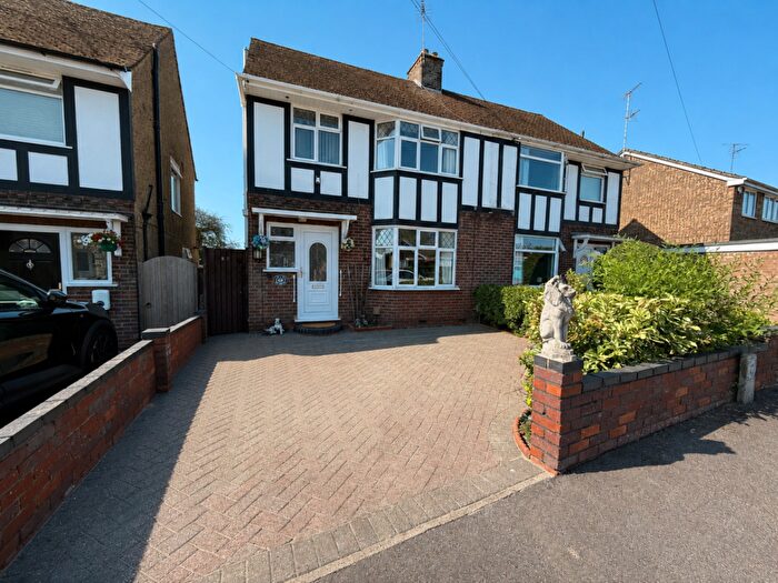 3 Bedroom Semi-Detached House For Sale In Suncote Avenue, Dunstable, Bedfordshire, LU6