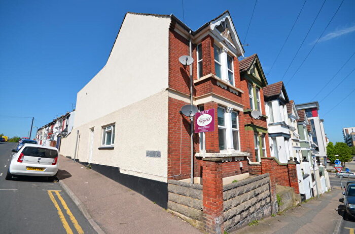 4 Bedroom End Of Terrace House To Rent In Milner Road, Gillingham, ME7