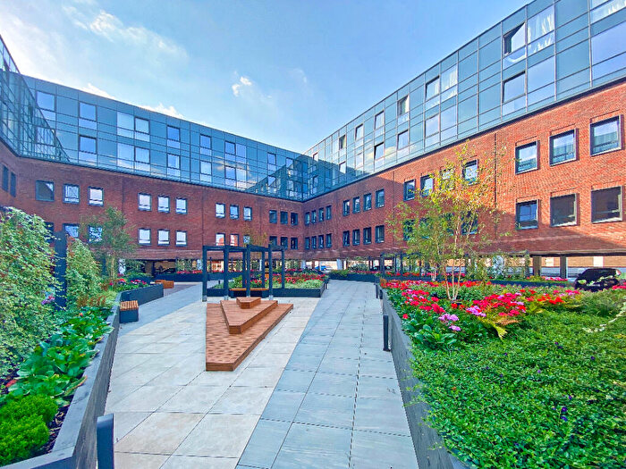 1 Bedroom Flat To Rent In - Pembroke Broadway, Camberley, Surrey, GU15