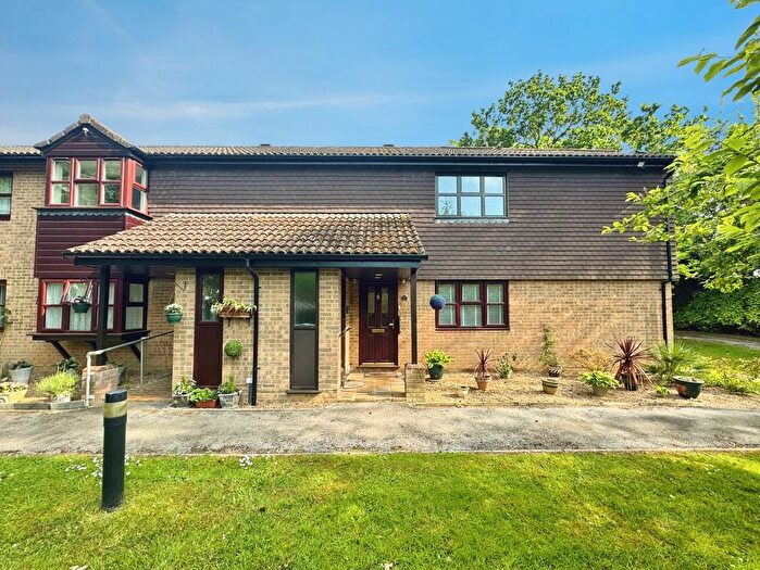 2 Bedroom Flat For Sale In Crowthorne Road, Bracknell, Berkshire, RG12