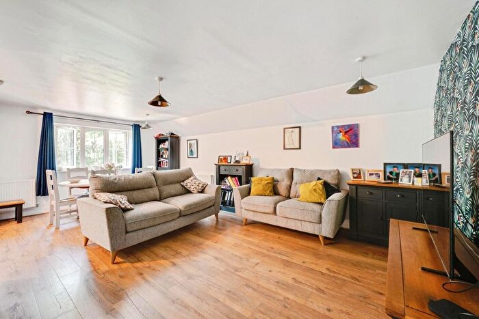 2 Bedroom Flat For Sale In Kingfisher Close, Leatherhead, Surrey, KT22