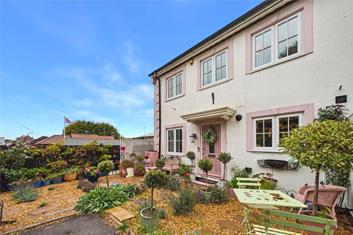3 Bedroom End Of Terrace House For Sale In London Road, Overton, Basingstoke, Hampshire, RG25