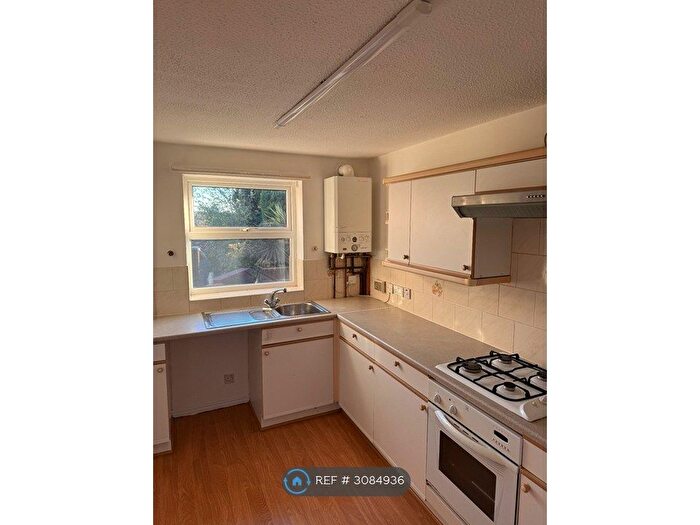 2 Bedroom Flat To Rent In Belfry Court, Wakefield, WF1