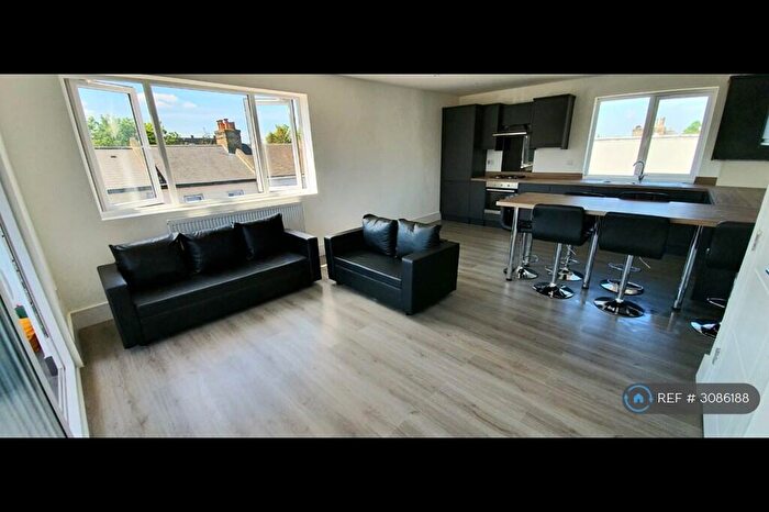 3 Bedroom Flat To Rent In Forest Gate, London, E7
