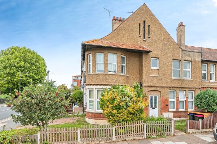 2 Bedroom Flat For Sale In Woodgrange Drive, Southend-on-Sea, SS1